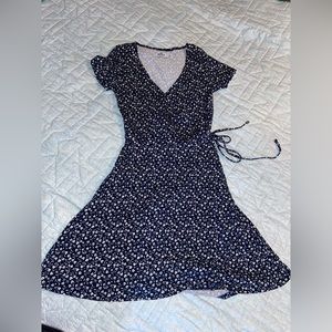 EUC Hollister Navy Blue and White Floral Wrap Dress, size XS